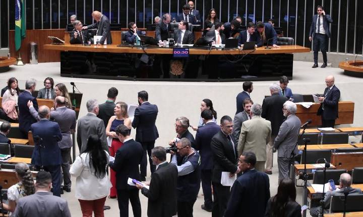 Câmara aprova fim da escala 6x1 com jornada máxima de 40 horas semanais; acompanhe