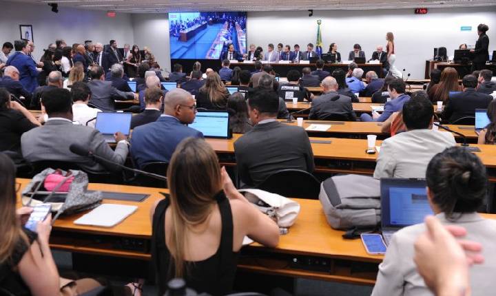 Comissão analisa parecer sobre a PEC que propõe fim da escala 6x1; assista