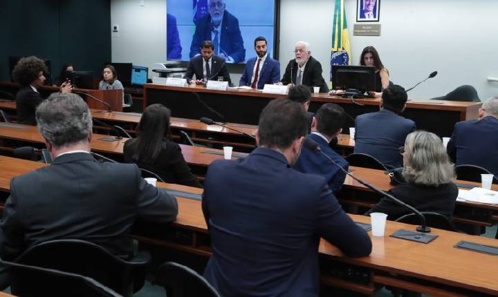 Comissão de saúde avalia estágio de retomada da produção nacional de medicamentos