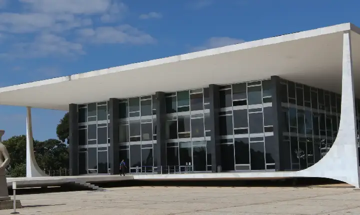 Defesa pede autorização do STF para que Bolsonaro possa operar ombro