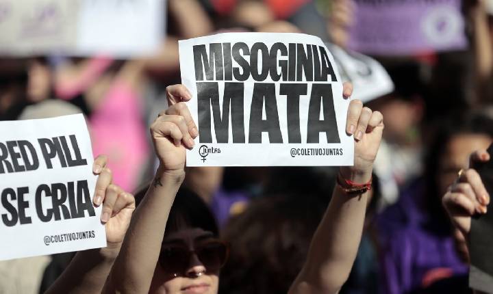 Em 2025, 16 mulheres foram vítimas de crimes virtuais por dia no RJ