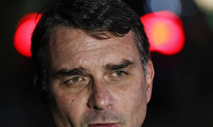 Flávio Bolsonaro admite cobrança a Vorcaro, mas nega crime