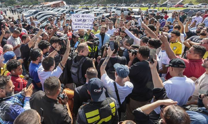 Motoristas protestam contra regulamentação do serviço por aplicativo