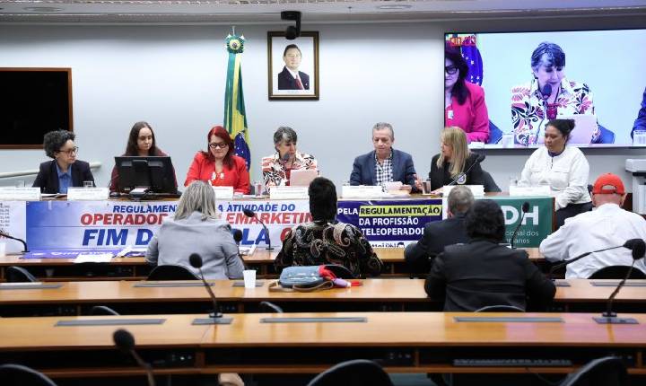 Operadores de telemarketing denunciam precarização do trabalho e pedem regulamentação da profissão