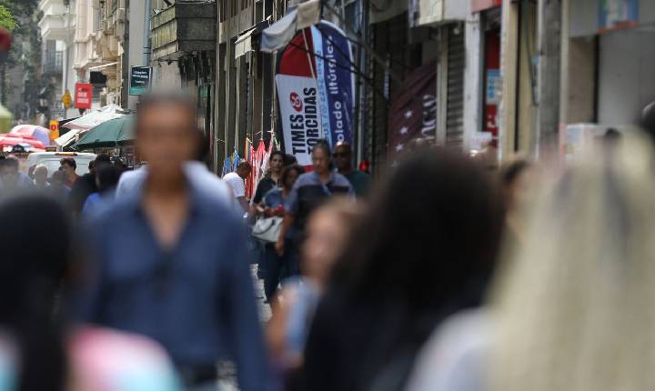 Taxa de desemprego de pretos é 55% maior que a de brancos, revela IBGE