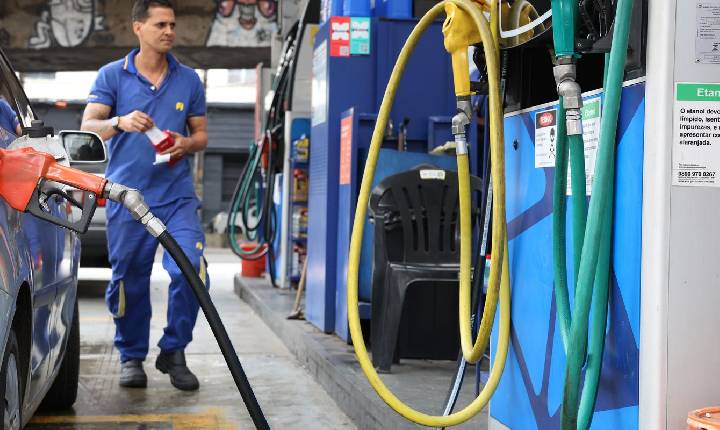 Vendas no comércio recuam 1,5% em abril, impactadas por combustíveis