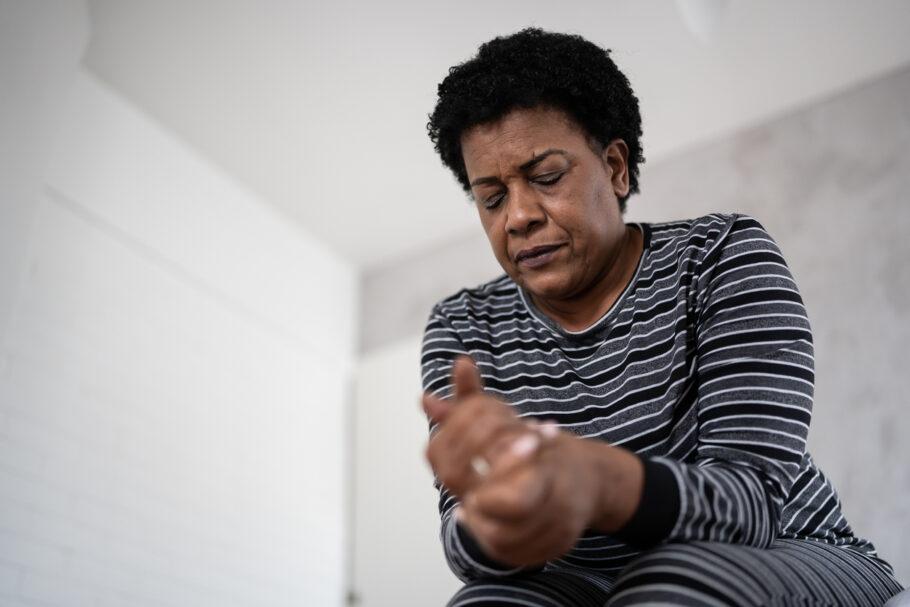 Novo sintoma da Ômicron é adicionado à lista dos mais relatados