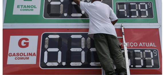 Gasolina dá leve alívio ao consumidor, mas preço médio passa de R$ 7