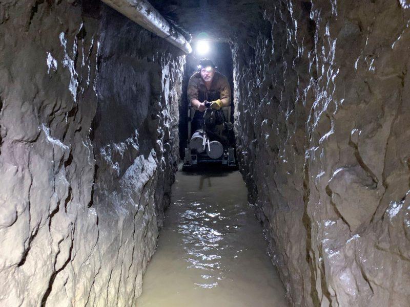 Túnel de traficantes com mais de 18 metros de profundidade, sistema de trilhos, eletricidade e ventilação é descoberto entre EUA e México