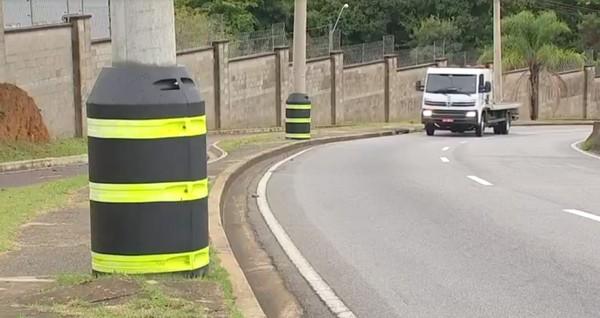 Após vários acidentes, Jundiaí ganha postes de borracha