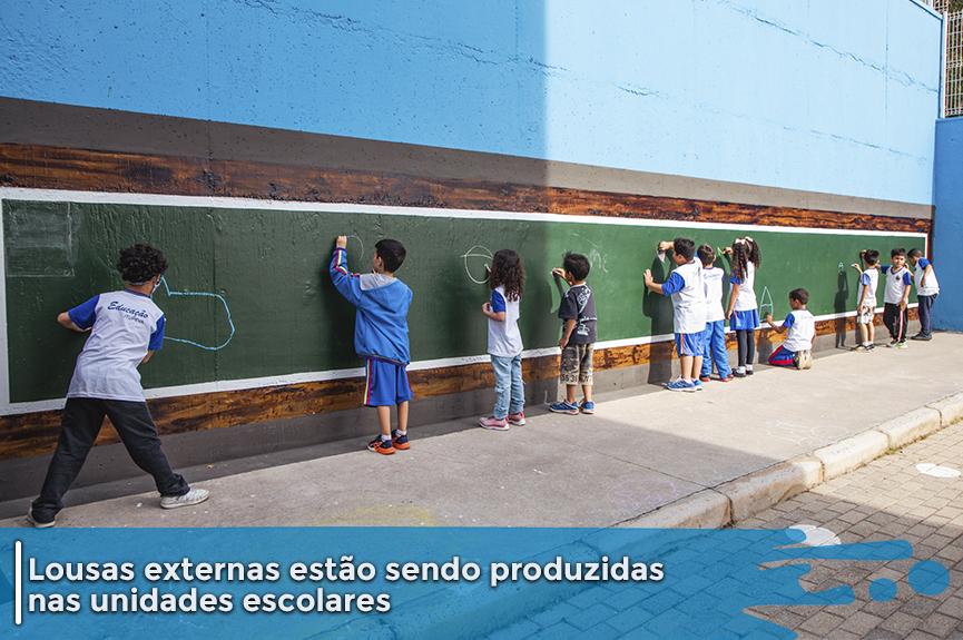 Para auxiliar processo de aprendizagem, lousas externas são utilizadas nas escolas