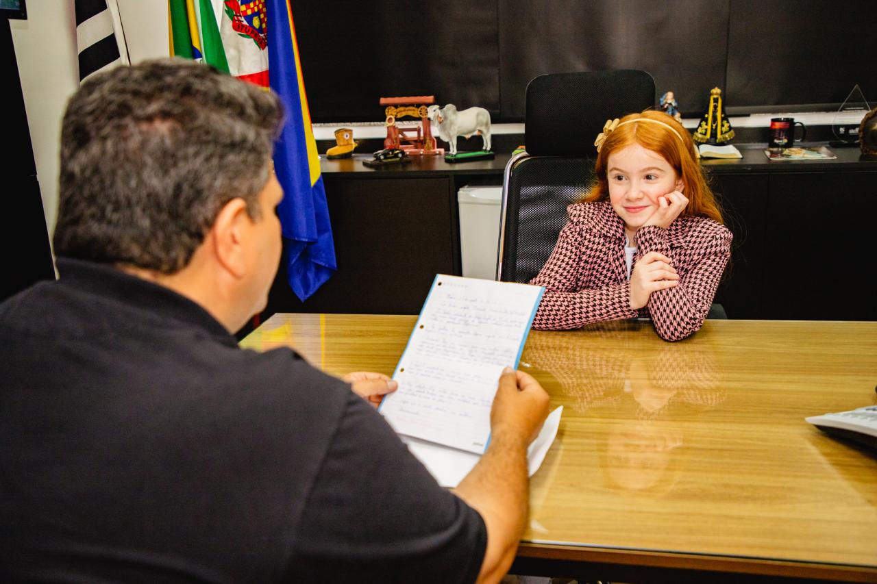 Estudante de 10 anos entrega sugestões de melhorias para cidade ao prefeito
