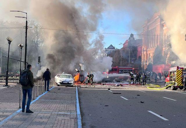 Kiev, capital da Ucrânia, volta a ser alvo de ataques da Rússia, e dez morrem
