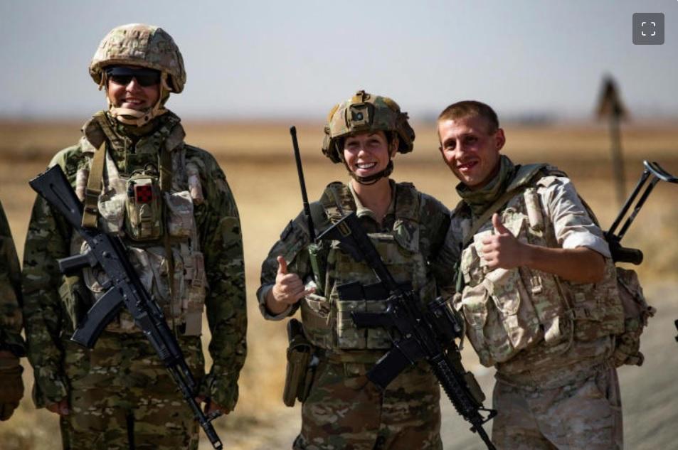 Tropas russas e americanas na Síria compartilham 'momento excepcional' de cordialidade