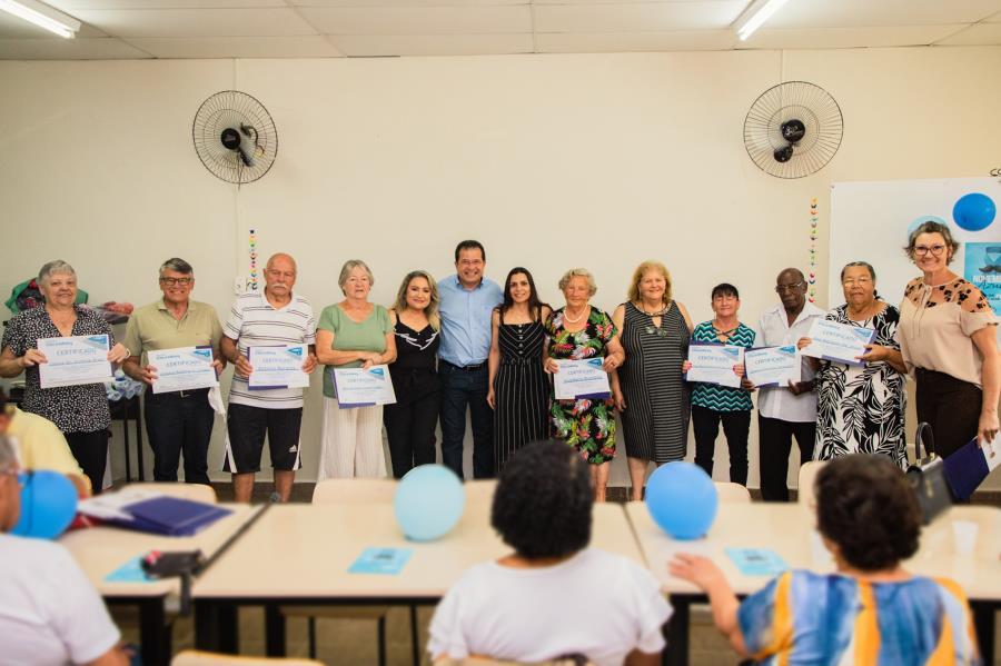 Projeto de Informática forma 61 pessoas no Centro de Convivência do Idoso