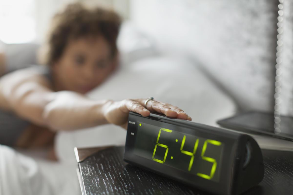 Modo soneca ou alarme único? Descubra qual é o melhor para sua saúde e produtividade