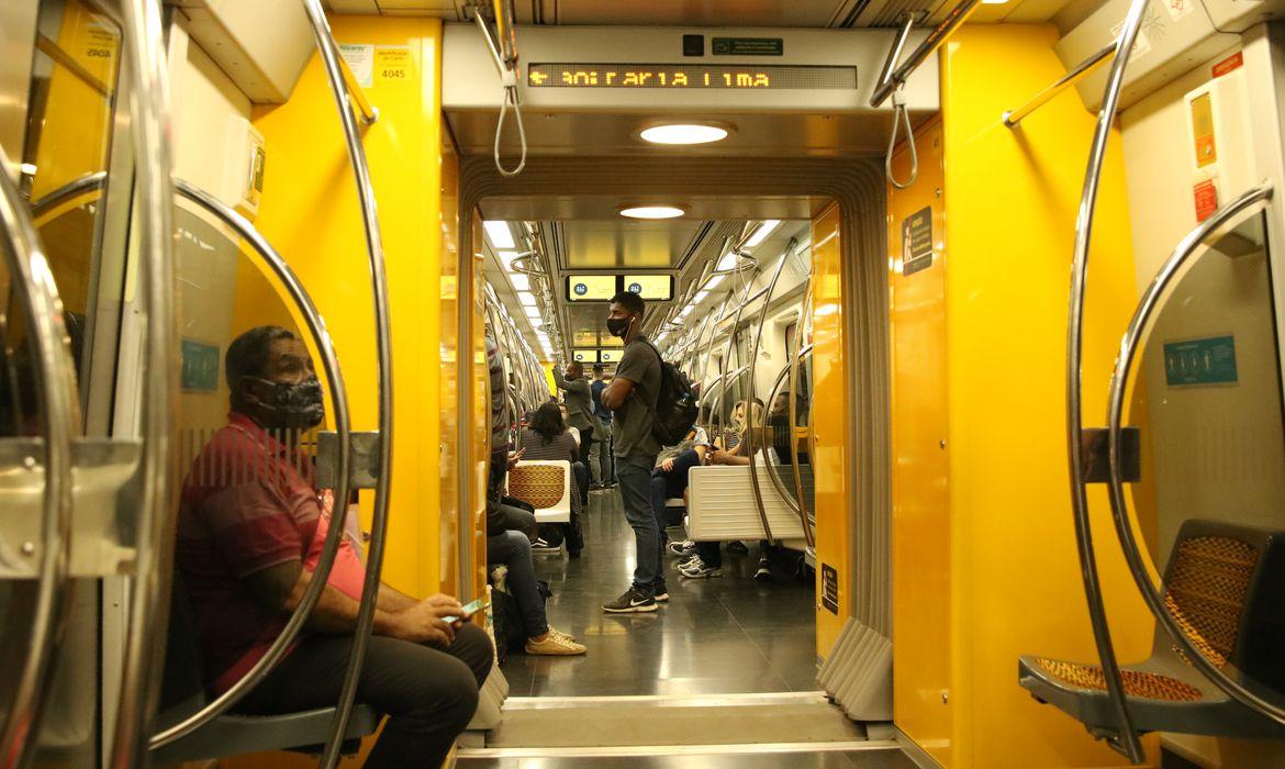 Uso de máscara deixa de ser obrigatório em trens, Metrô e ônibus de SP a partir desta sexta