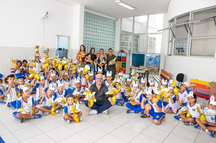 Prefeitura entrega ovos de Páscoa para alunos da Rede Municipal de Ensino