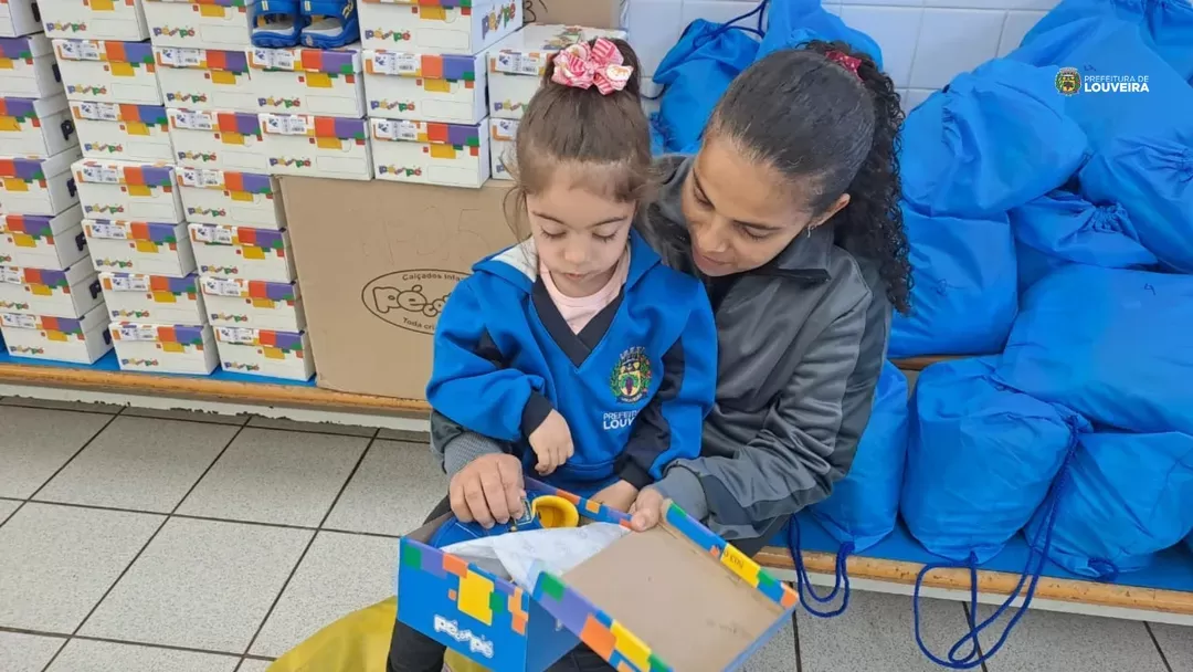 Prefeitura entrega mais 6,8 mil uniformes para crianças de rede municipal de ensino