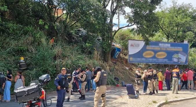 Van escolar com crianças cai em barranco