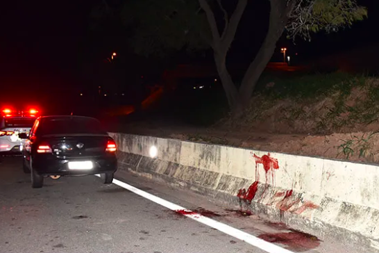 Homem é morto por assaltante após parar carro em acostamento por pane mecânica