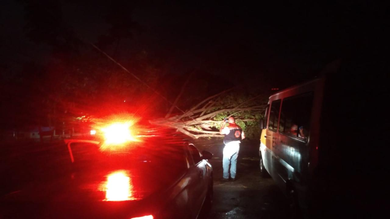 Neste sábado (02) forte chuva faz estragos na cidade de Itupeva