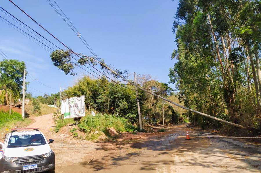 Rescaldo da tempestade: com trabalho intensivo, prefeitura já está com equipe nas ruas