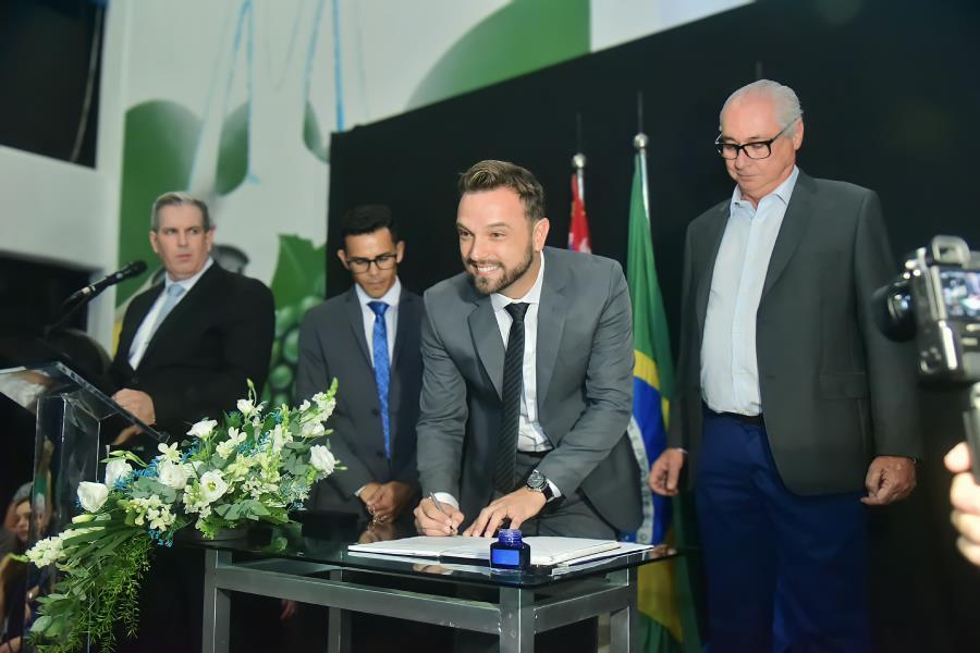 Eleitos com quase 60% dos votos, Rogério Cavalin e Isaque Messias tomam posse