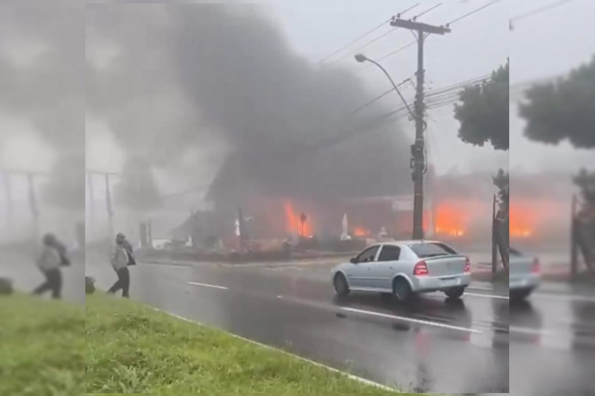 Avião que caiu no Centro de Gramado vinha para Jundiaí