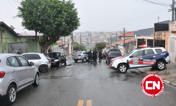 Homem bate em carros, foge sem roupas é localizado e levado ao UPA