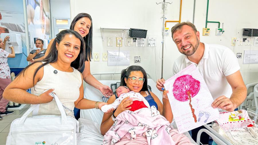 Primeiros bebês nascidos em 2025 recebem visita do prefeito e da primeira-dama