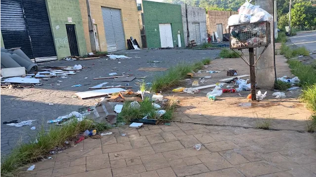 Entulho acumulado na Via Adalberto, traz transtornos aos moradores.