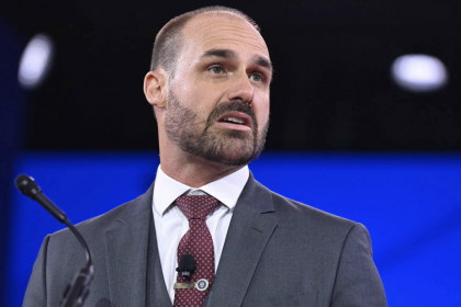 Eduardo Bolsonaro diz que empresários brasileiros devem investir nos EUA, como resposta a Trump