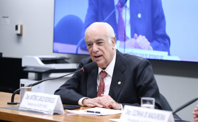 Projeto inclui estudantes de ensino profissionalizante no Pé de Meia