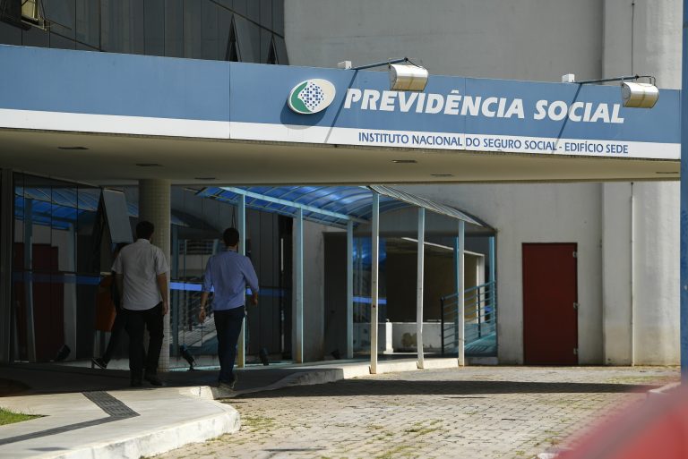 Entra em vigor lei que viabiliza gastos do INSS com novo salário-paternidade