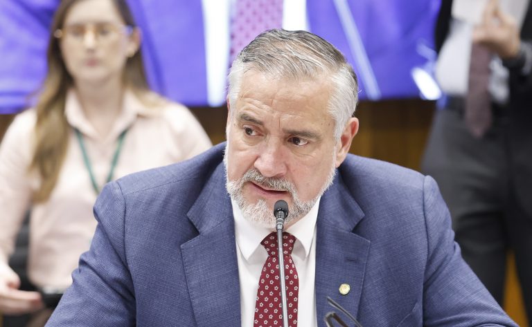 Governo retira pedido de urgência para projeto sobre redução da escala de trabalho